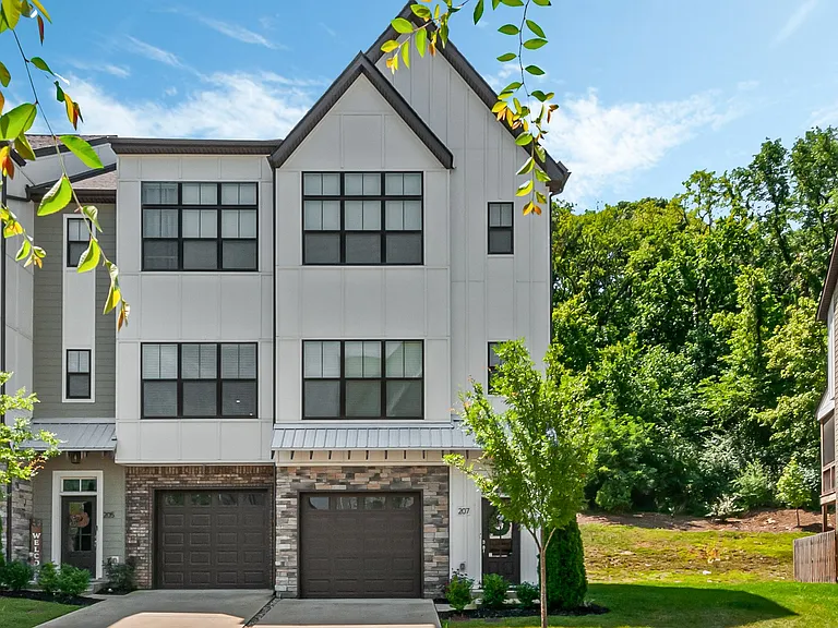 207 Stonecrest Cir — Photo 1