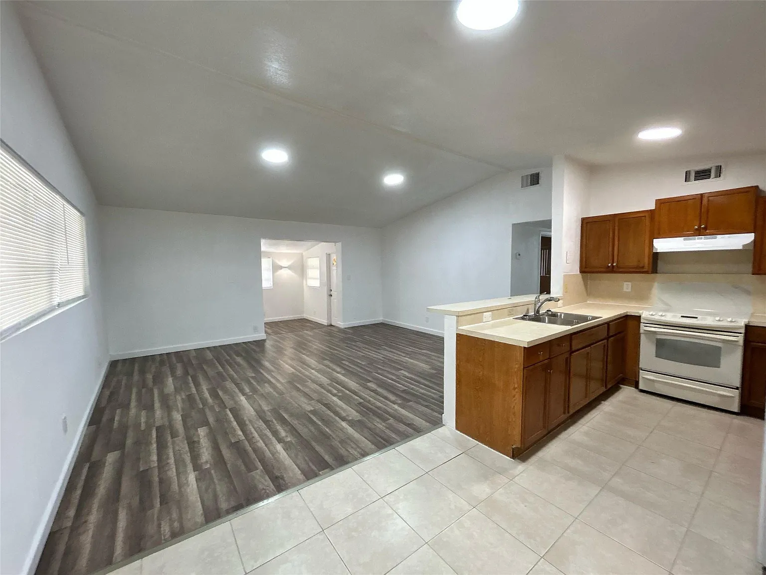 2 bed, 1.0 bath, 1153 sqft, $2,400 — Photo 4