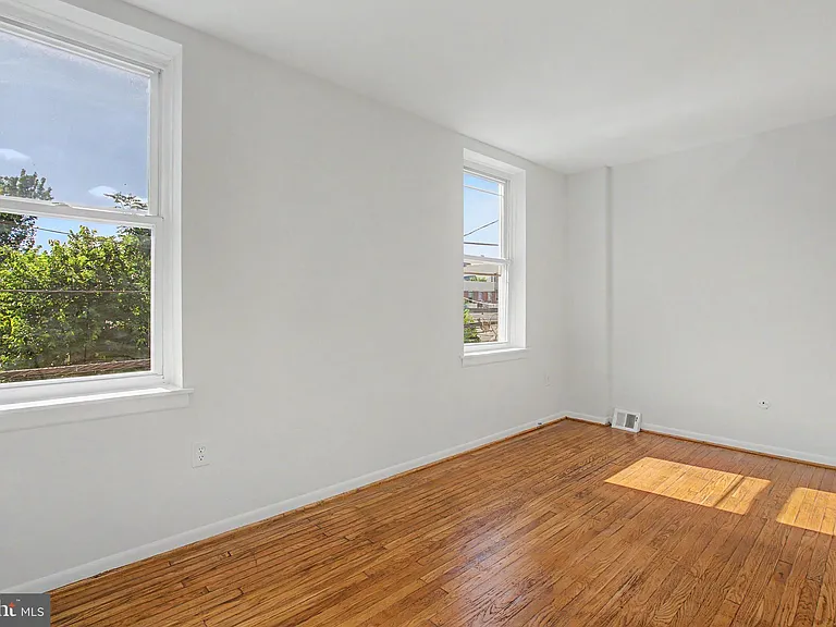 915 N 6th St — Photo 24