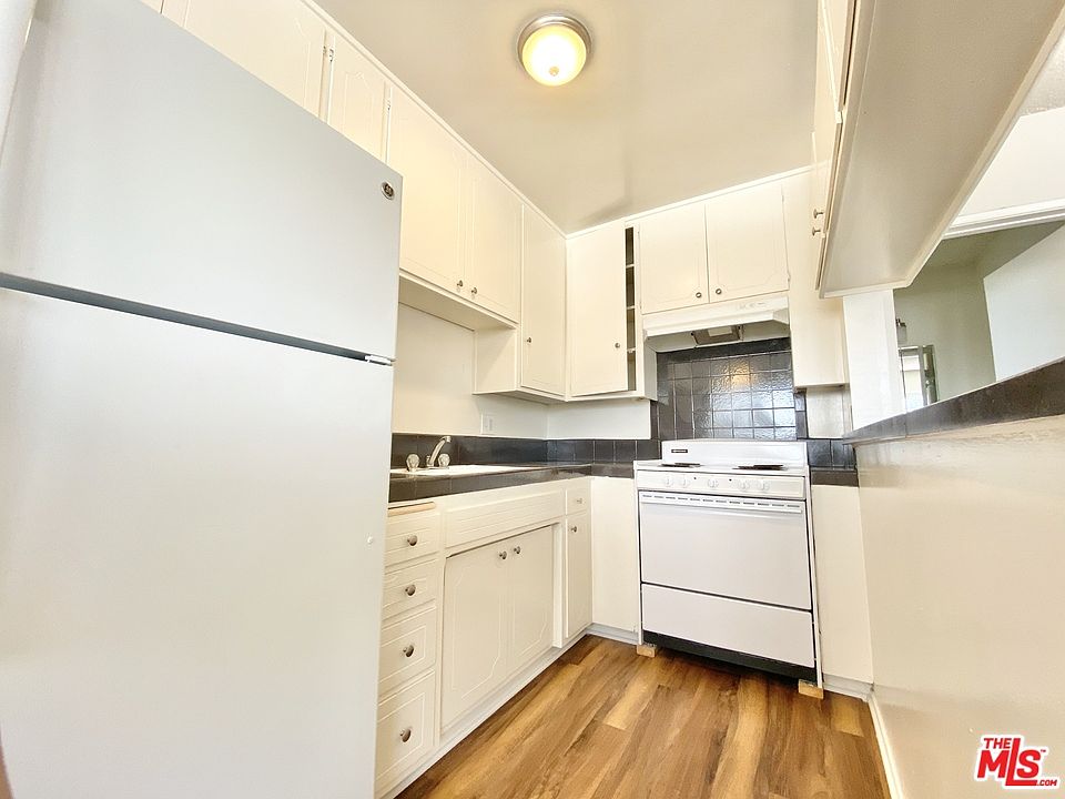 2nd image of 1539 N Alexandria Ave #305A