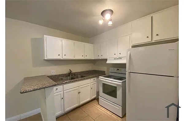 Building Photo - 512 North Cir #1