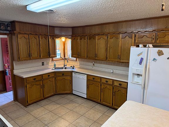 5th image of 415 Mesquite Ave
