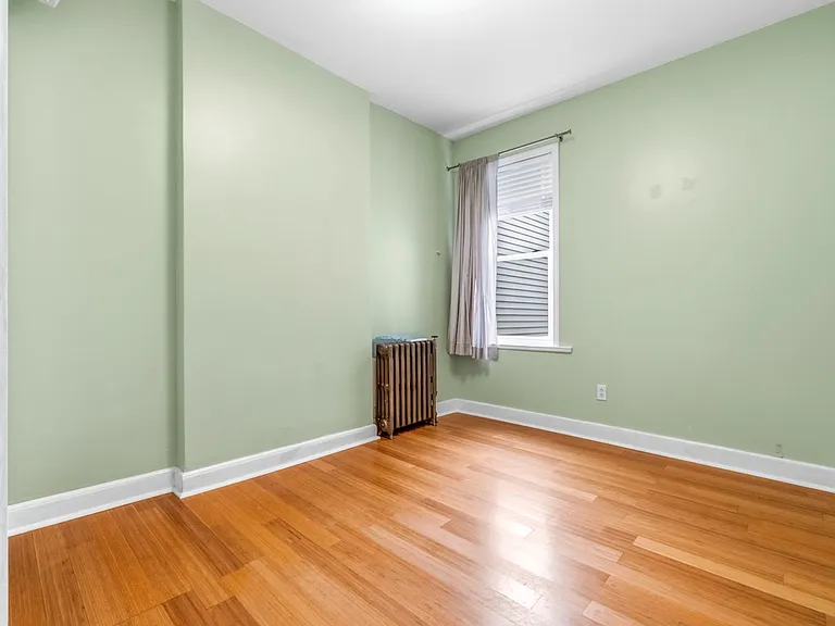 831 Wellington St — Photo 8