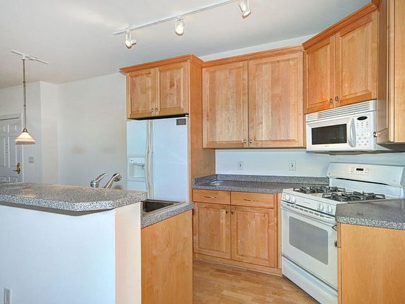 4th image of 1515 N Van Buren St APT 205