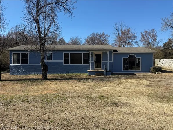 1209 N 3rd St, Ozark, AR 72949