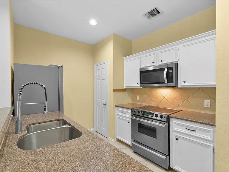 2711 Polk St — Photo 17