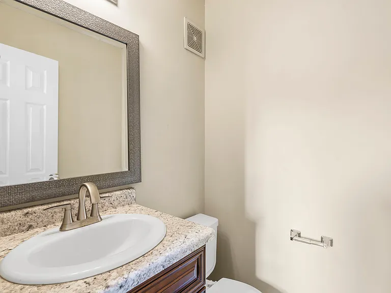 1711 E Walnut Lawn St #H — Photo 5