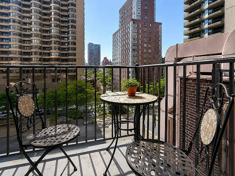 322 E 39th St #4C — Photo 1