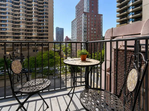 322 East 39th Street image 1 of 9