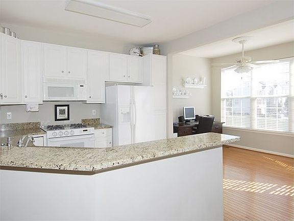 Bright and Cheery Kitchen with Granite!