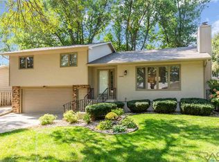 5845 W King Arthur Dr, Sioux Falls, SD 57106