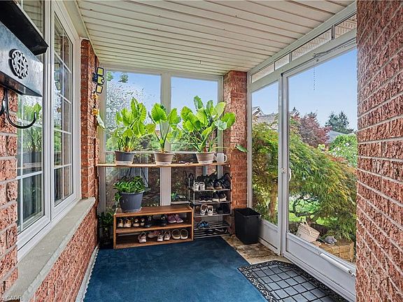 4th image of 332 Brembel Cres