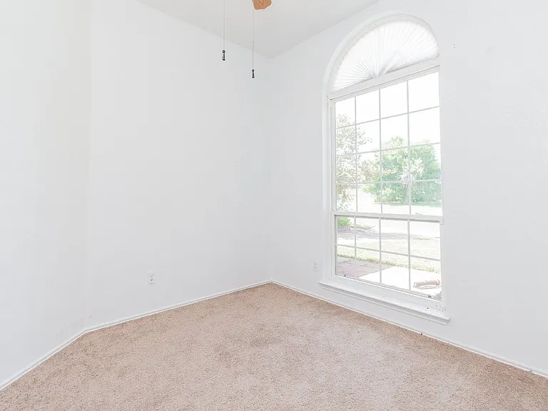 2406 Cactus Dr — Photo 6