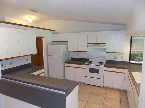 4th image of 925 SW Dalton Ave