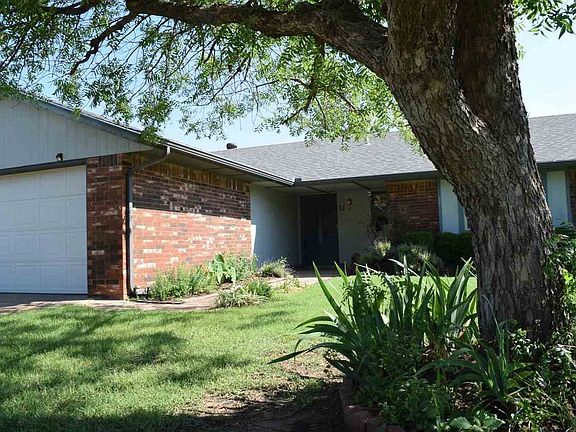 3rd image of 305 S La Mesa Dr