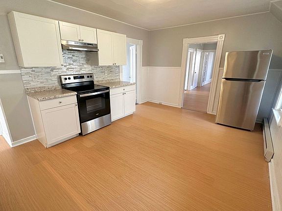 3rd image of 524 Cartier St #3
