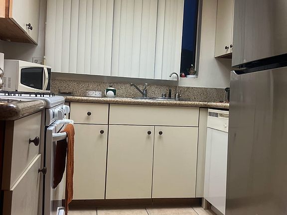 3rd image of 1108 N Columbus Ave APT 203