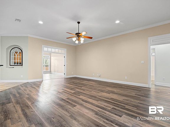 5th image of 704 Edinburgh Ave
