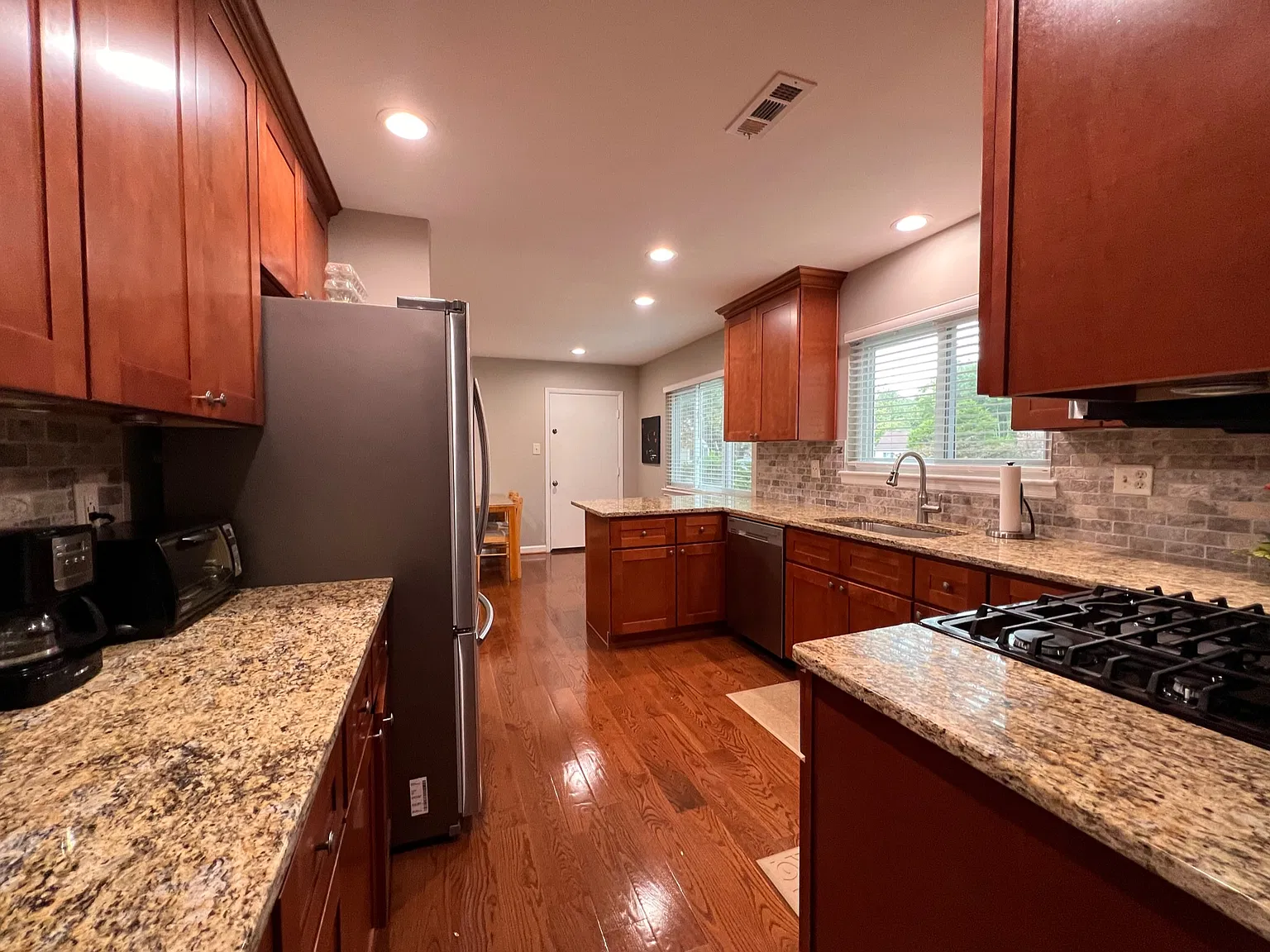 3 bed, 2500 sqft, $3,300 — Photo 3
