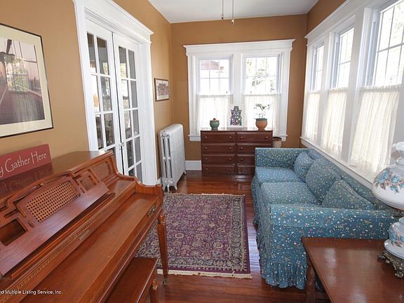 4th image of 252 Greeley Ave