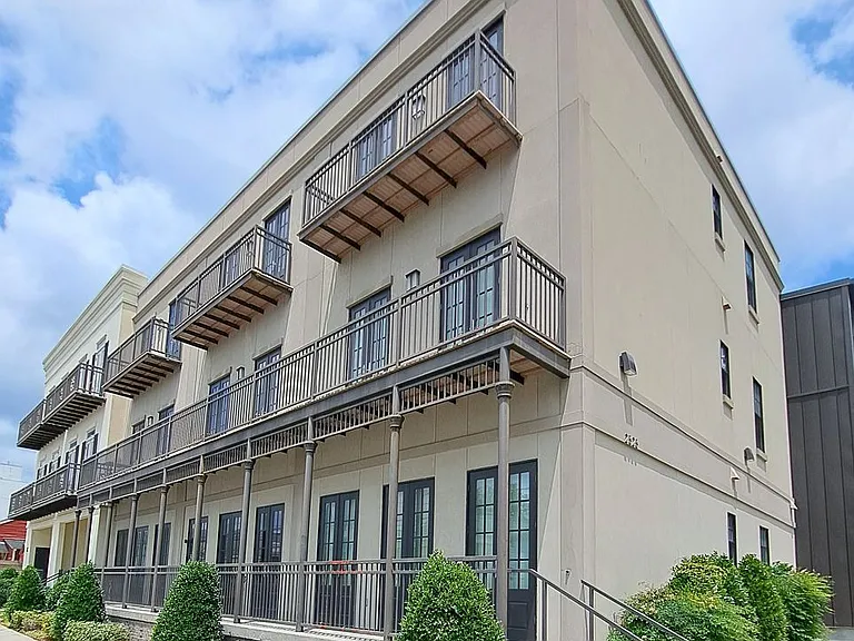Faubourg on Freret Cadiz — Photo 1