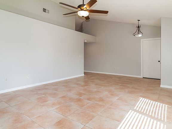 3rd image of 592 Holbrook Cir