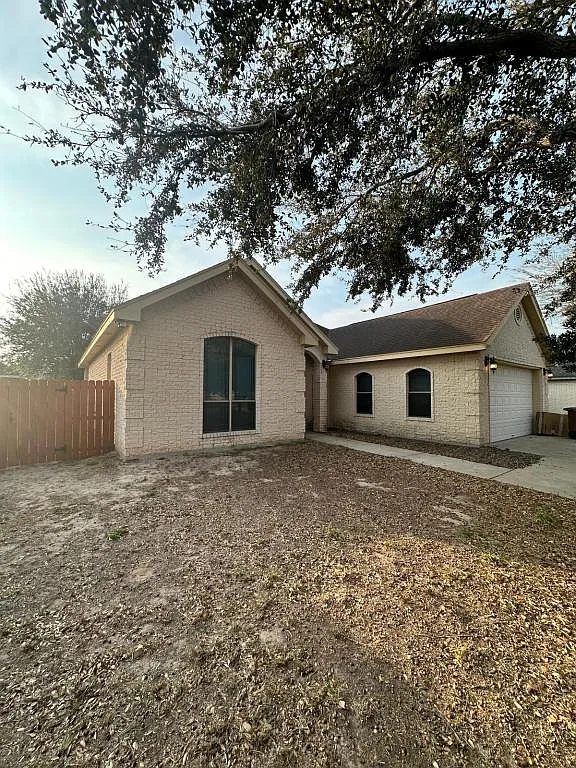 Building Photo - 1025 Loyola Dr