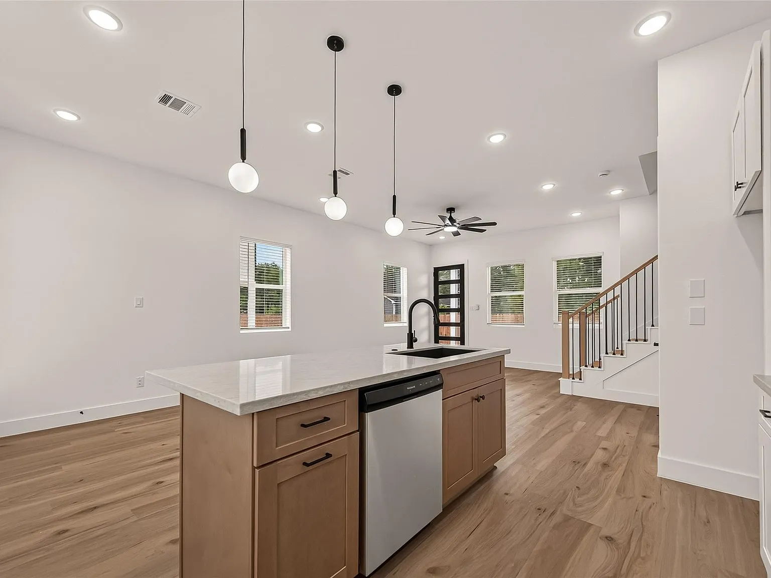 3 bed, 2.5 bath, 1300 sqft, $2,000 — Photo 4