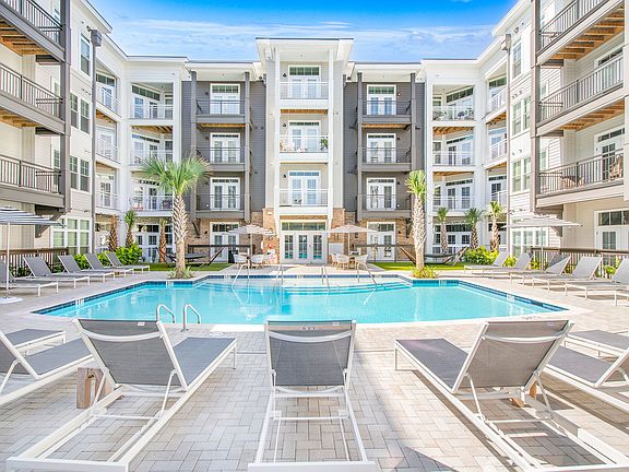 2nd image of 725 Coleman Blvd #1-322