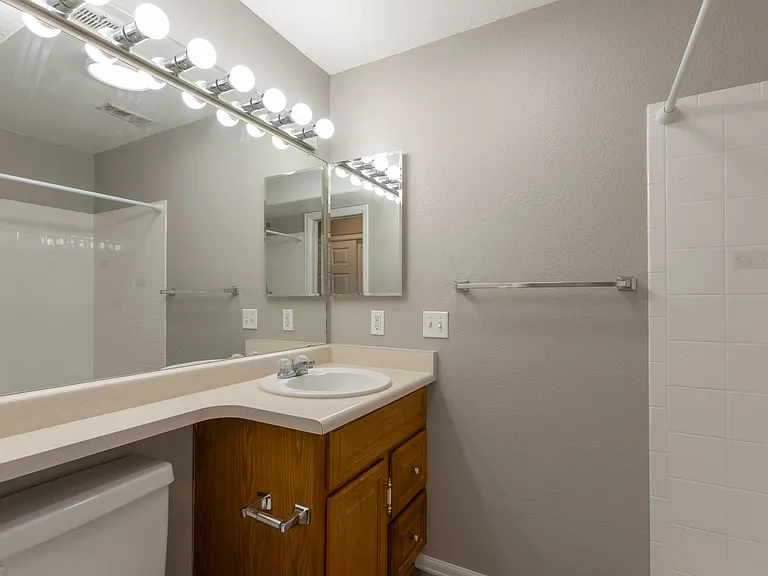 5327 S Ukraine St — Photo 16