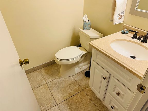 5th image of 60 Queensboro Ct