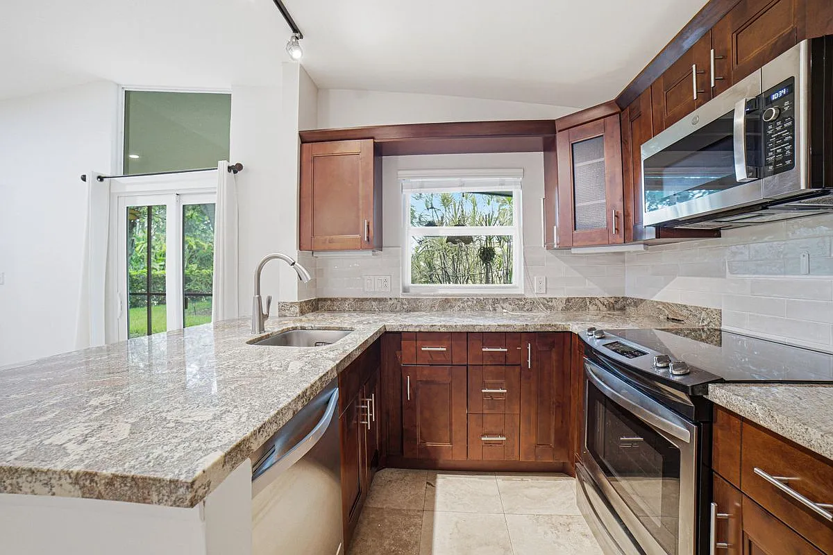3 bed, 2.0 bath, 1200 sqft, $3,200 — Photo 2