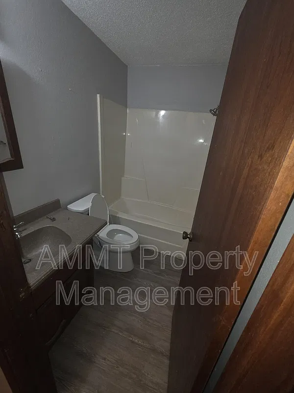 2 bed, 1.0 bath, $950 — Photo 2