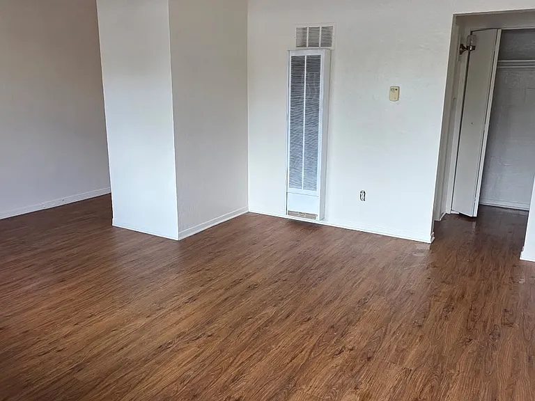 5050 Cass Street — Photo 20