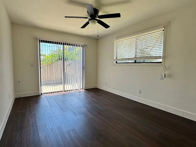 1605 Sutter Ln — Photo 16