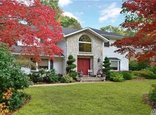 5 Gables Ct, Dix Hills, NY 11746