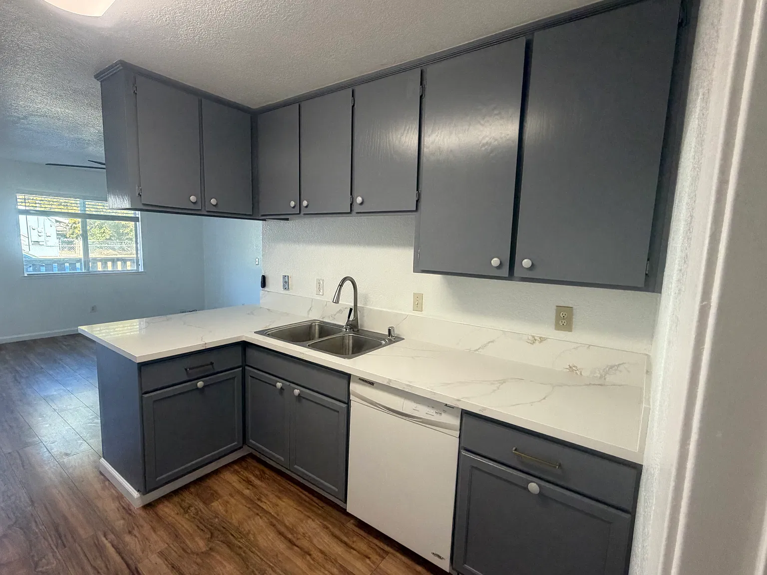 2 bed, 700 sqft, $1,895 — Photo 3