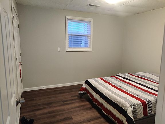 5th image of 1310 Queens Ct #B