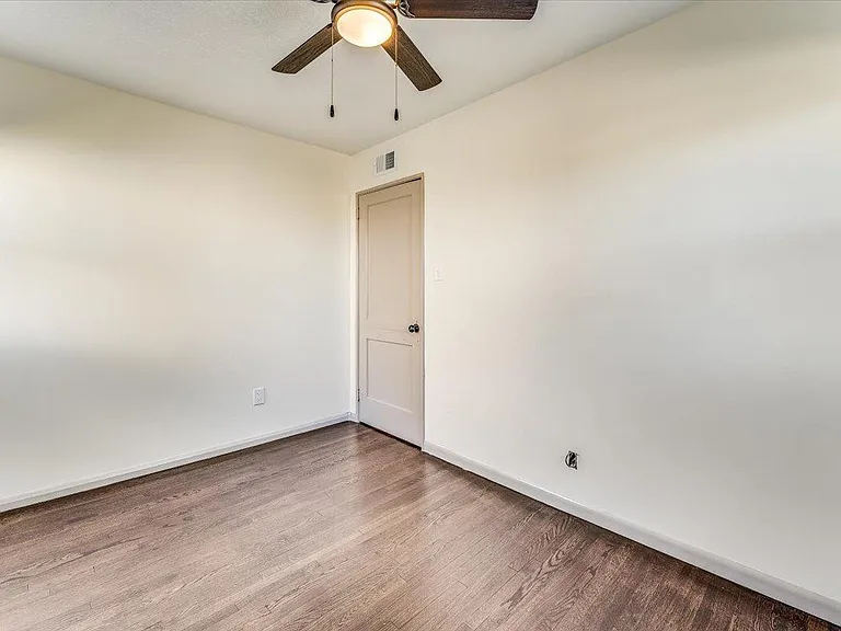 2542 N Erie Ave — Photo 6