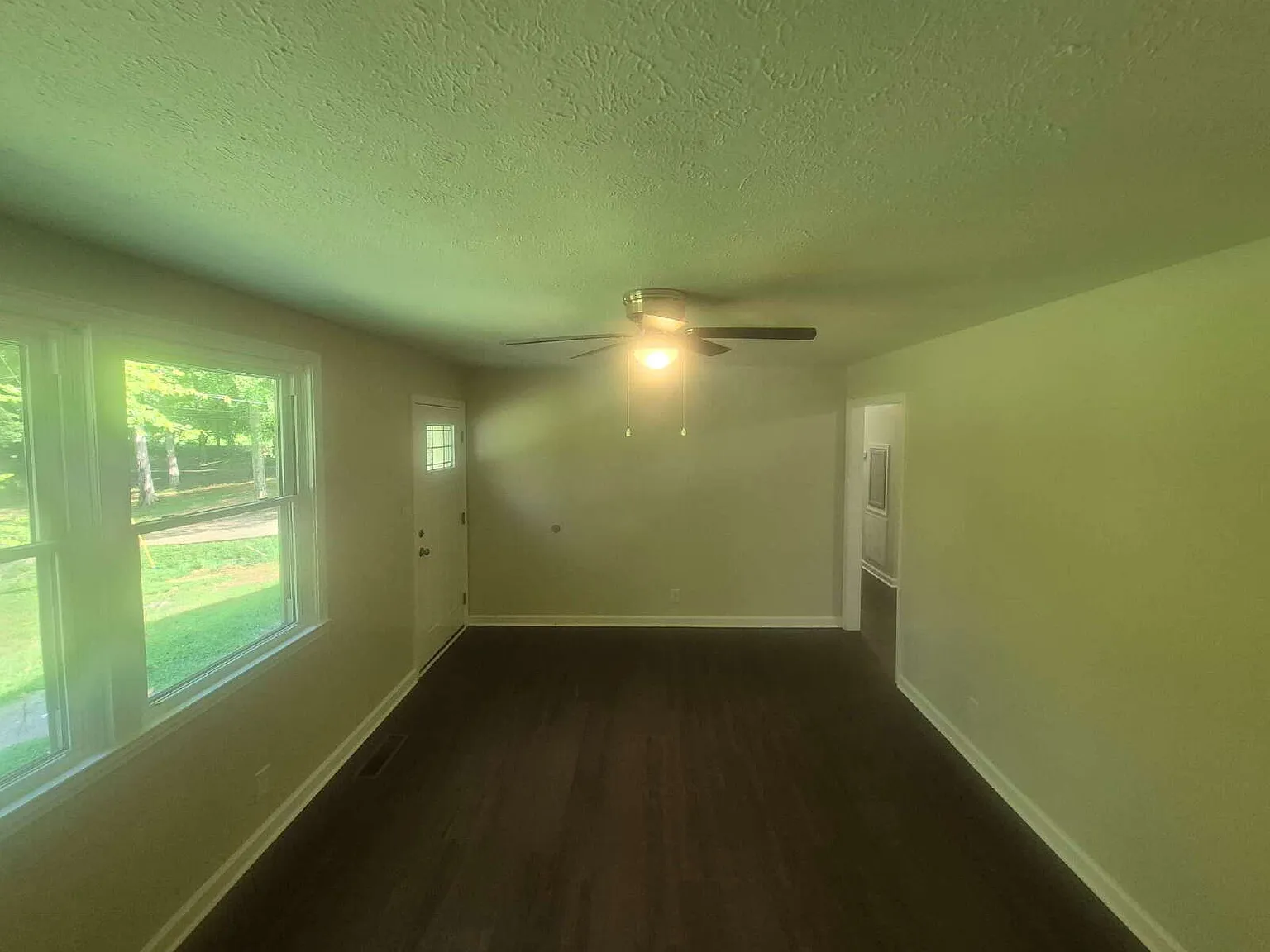 3 bed, 1.0 bath, 1050 sqft, $1,695 — Photo 3