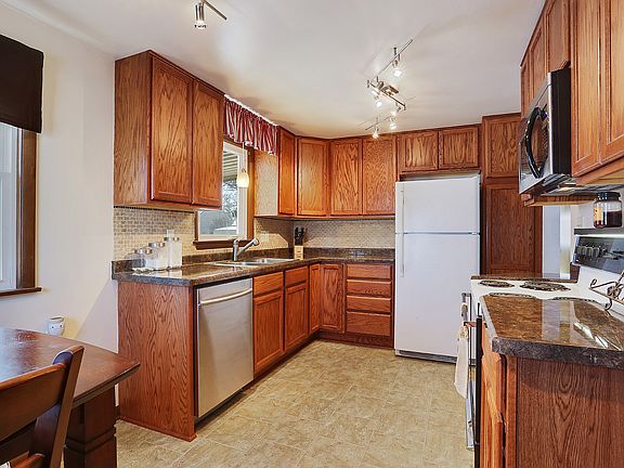 5th image of 829 Stony Brook Ln