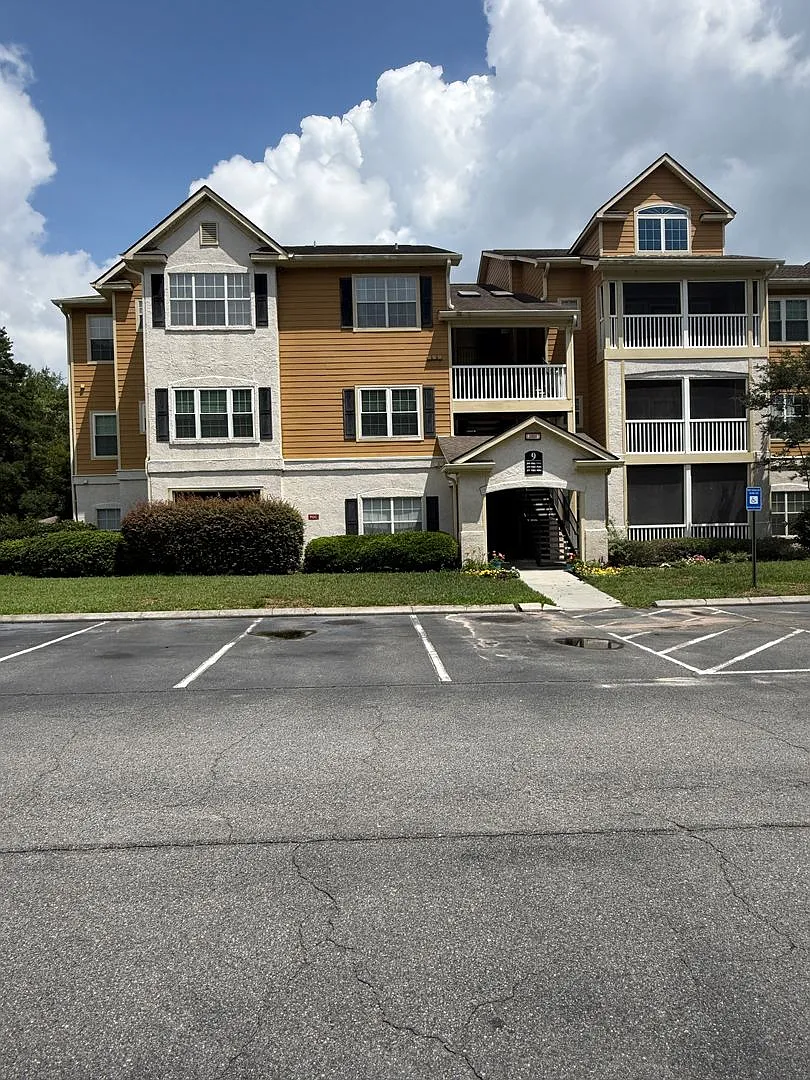 Mercer Point Condominiums — Photo 1