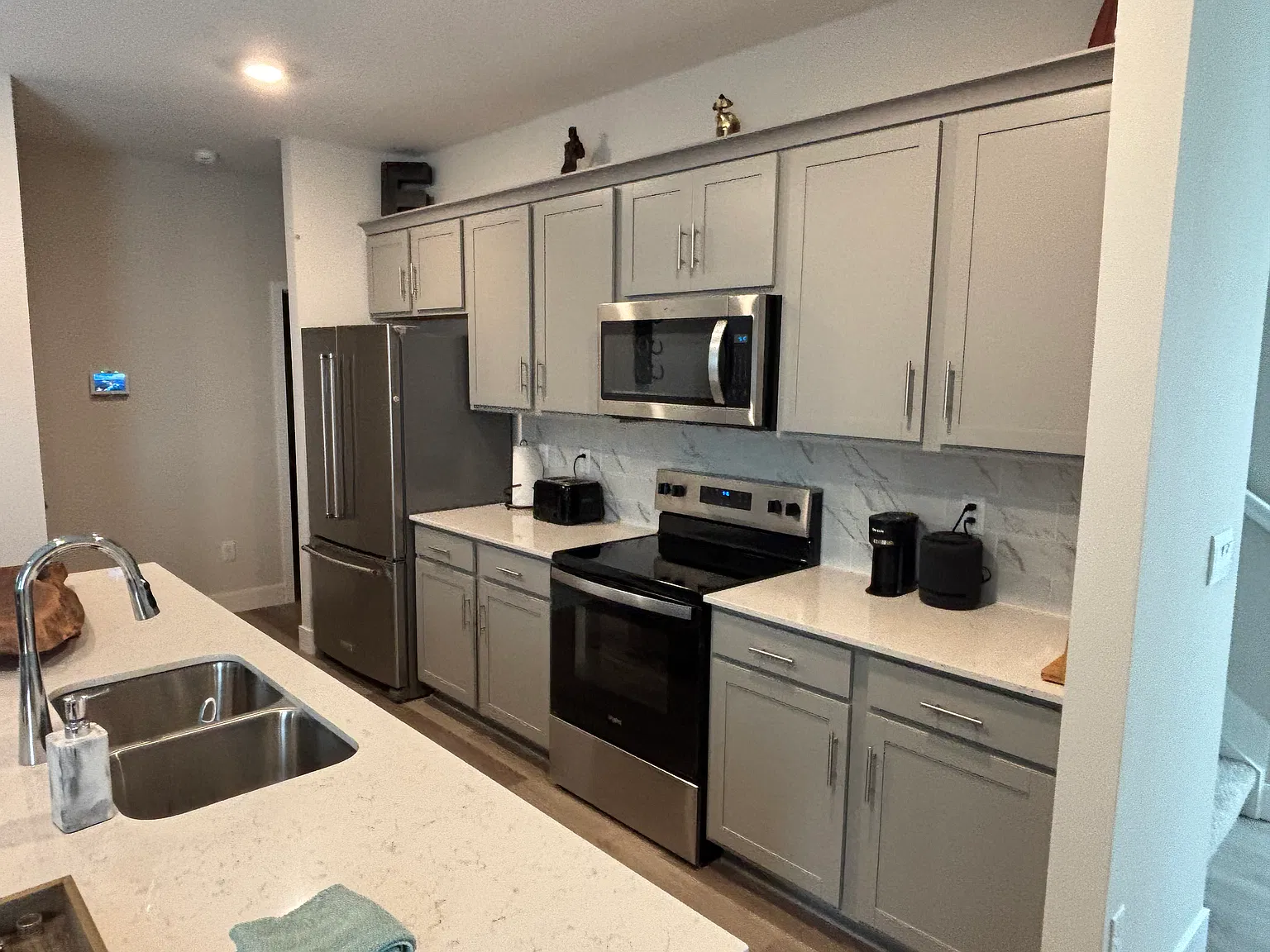 4 bed, 2.5 bath, 2500 sqft, $1,100 — Photo 3