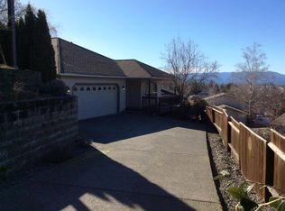 302 Independence Dr, Grants Pass, OR 97527