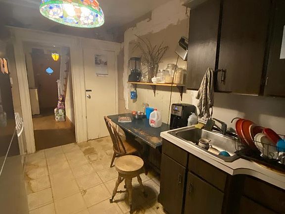 5th image of 216 Oakwood Ave
