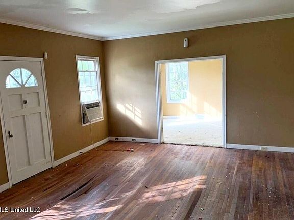 4th image of 256 W Main St