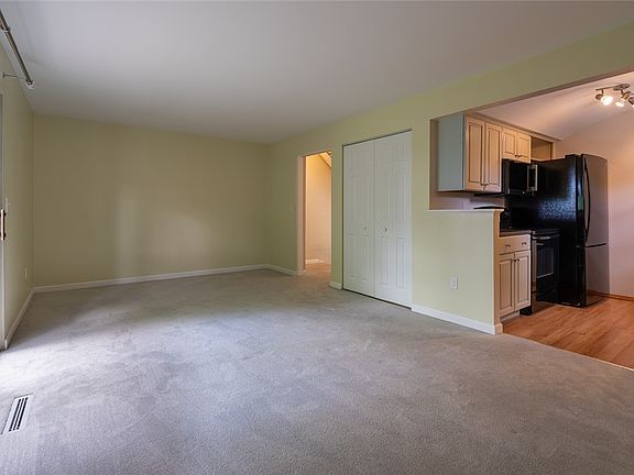 4th image of 221 Woodbridge Ct