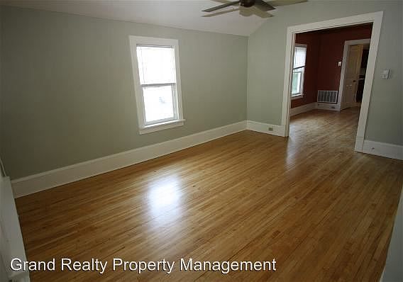4th image of 2614 University Ave NE Unit 2