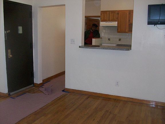 4th image of 958 Putnam Ave APT 1