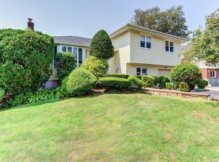 68 Grohmans Ln, Plainview, NY 11803